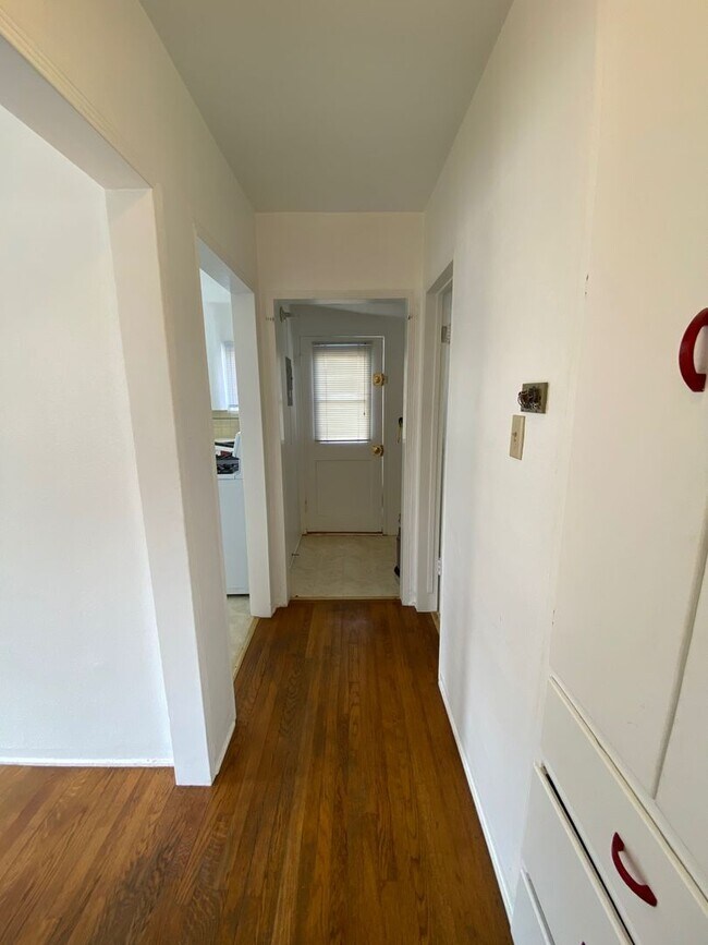 Building Photo - Midtown Ventura - Cottage one bedroom, one...