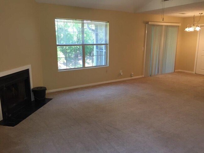 Foto del edificio - 7940 Parklane Ct