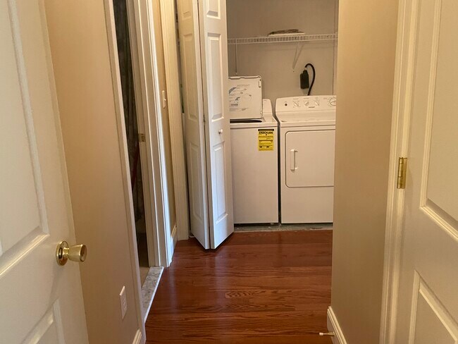 Foto del edificio - 233 Magill Dr