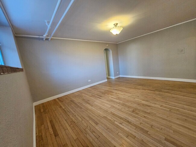 Building Photo - Spacious - Large Kitchen - Convenient Location