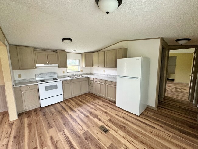 Building Photo - 534 SE 650th Rd