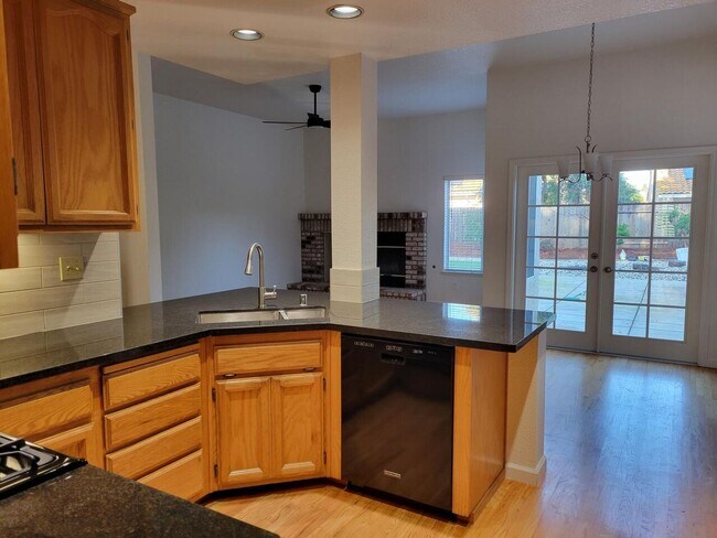 Foto del edificio - NICE TWO STORY ROCKLIN HOME WITH LARGE BONUS ROOM UPSTAIRS NEXT TO TWIN OAKS PARK & SCHOOLS!