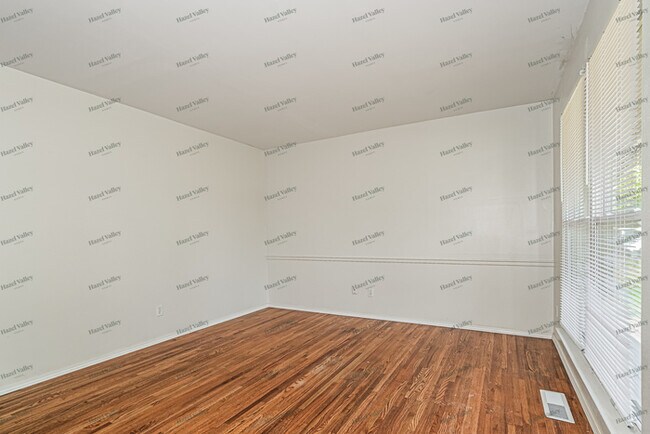 Foto del edificio - 5031 Tulip Tree Ln