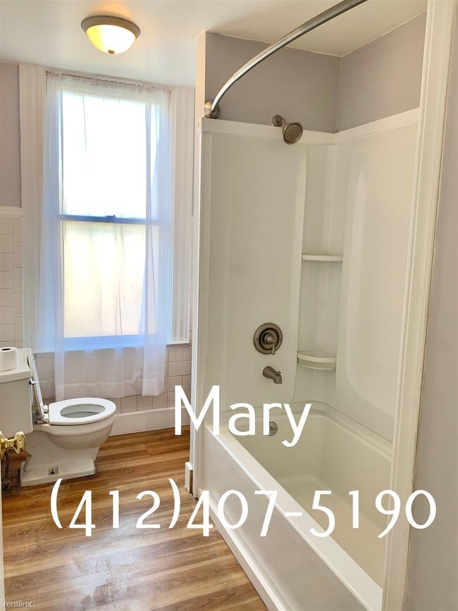 Building Photo - 1 br, 1 bath Triplex - 1610 Davis Avenue 2