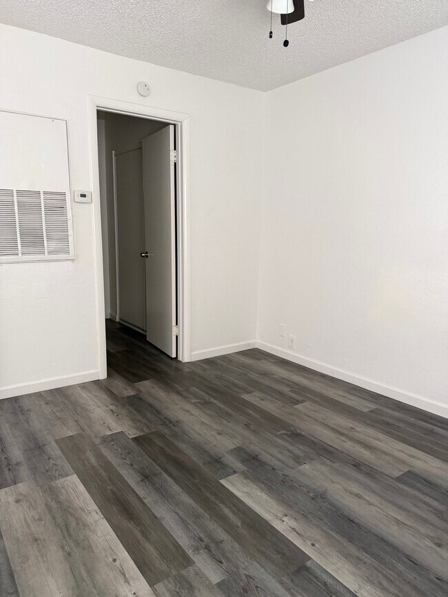 Foto del edificio - 220 W 9th St