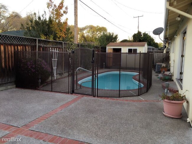 Foto del edificio - 3 br, 2 bath House - 1195 Buchanan Dr