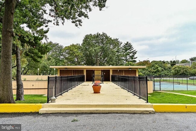 Building Photo - 1300 Army Navy Dr