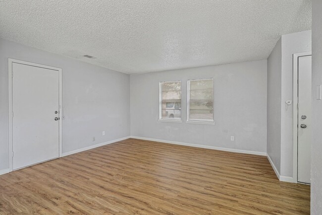 Building Photo - 722 Prairie Creek Dr