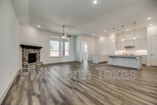 Building Photo - 405 Yellowstone Dr