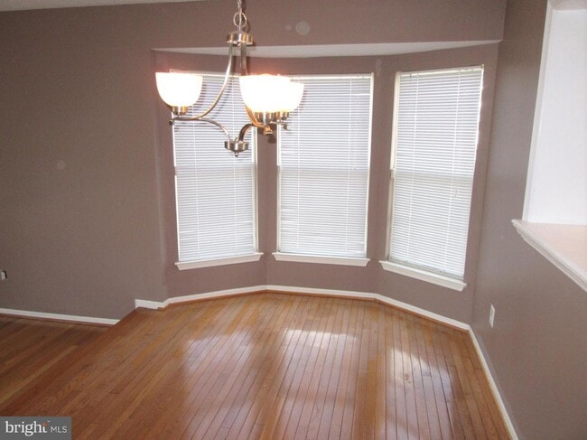 Building Photo - 909 Glen Falls Ct
