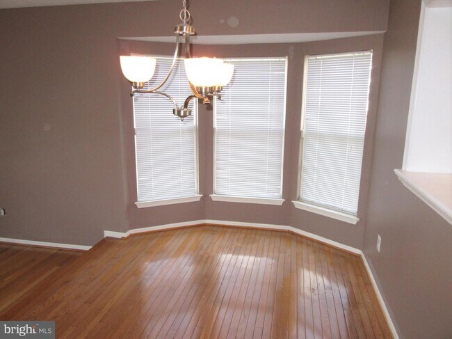 Foto del edificio - 909 Glen Falls Ct
