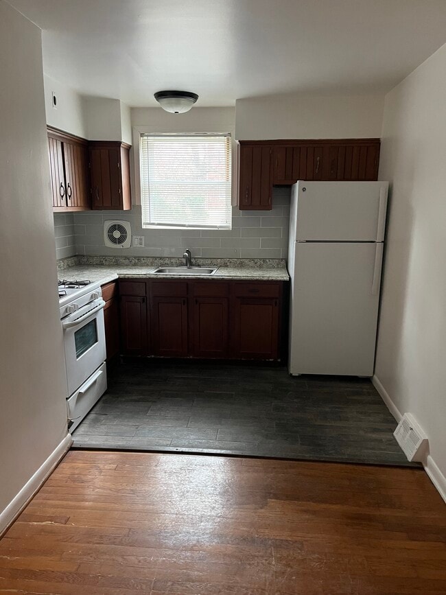 Kitchen - 1005 Cedarcroft Rd