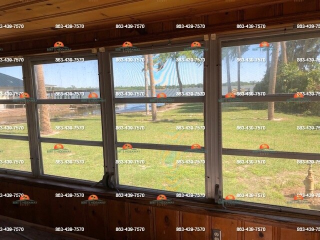 Grandes ventanales en la sala de estar con vistas despejadas al agua. - 2854 Tindel Camp Rd