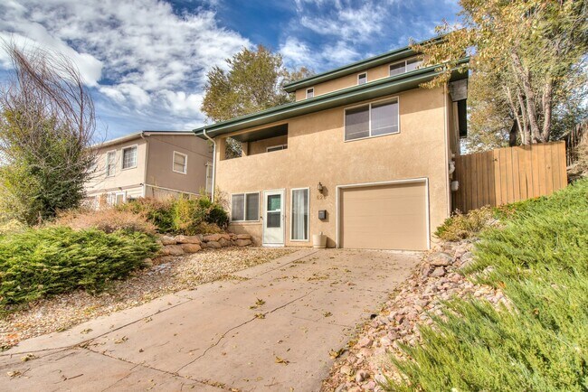 Building Photo - West Side, 3 bed 2 bath, Garage, available...