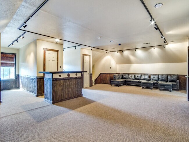 Foto del edificio - Incredible 4-bedroom, 3-bath Home with sparkling Pool on a gorgeous lot in highly sought-after Al...