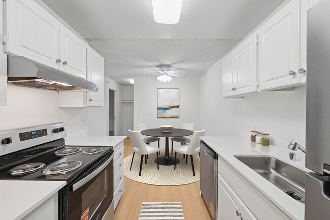 Paquete I renovado: cocina y comedor con piso de superficie dura - eaves Foster City