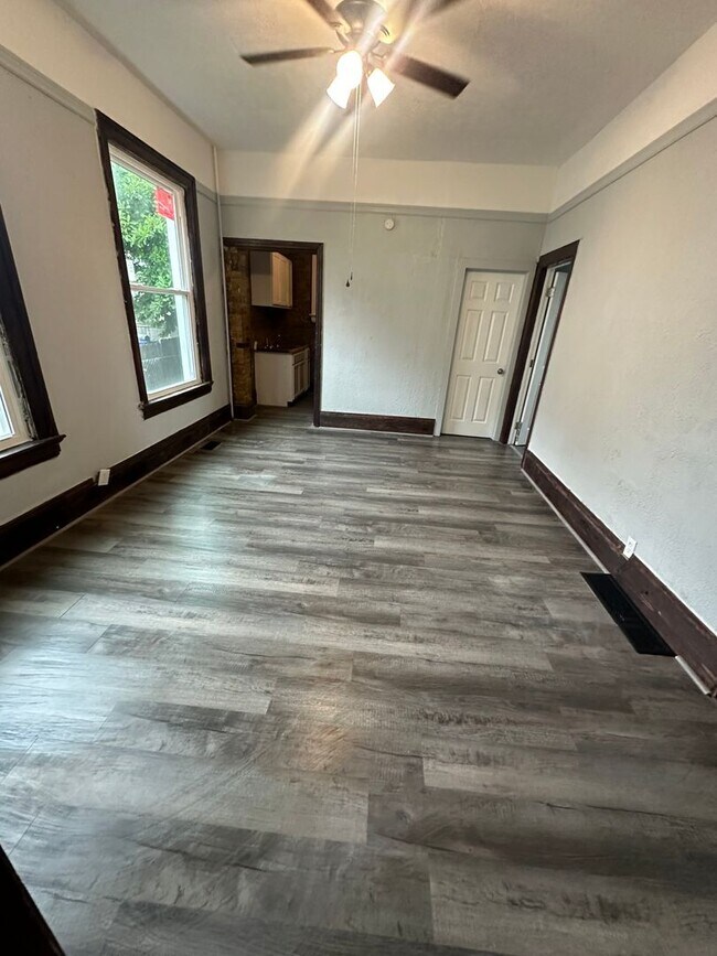 Building Photo - Beautiful Spacious 1 Bedroom Apt. Lower Un...