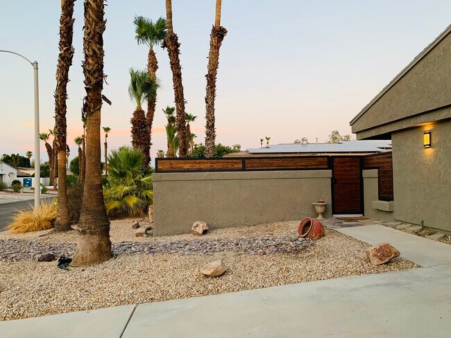 Private courtyard - 76835 Oklahoma Ave