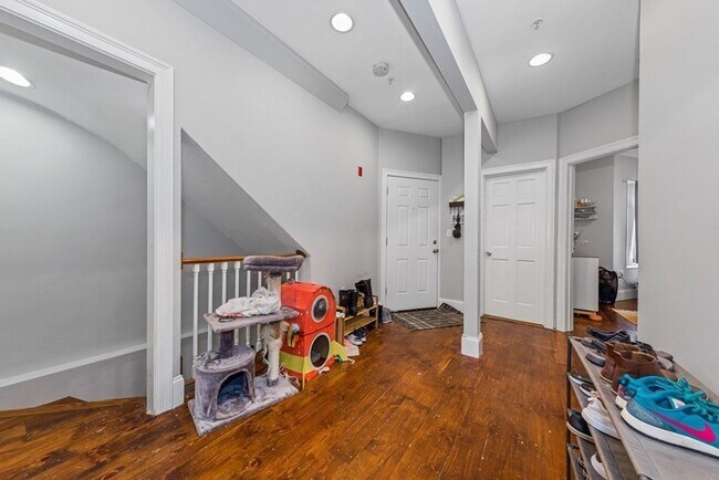 Building Photo - No fee 4 Bedroom