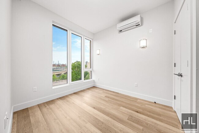 Foto del edificio - BRUCKNER BOULEVARD