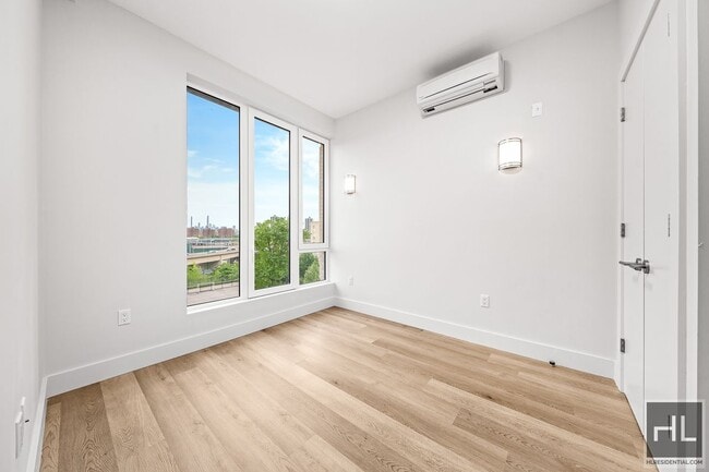 Foto del edificio - BRUCKNER BOULEVARD