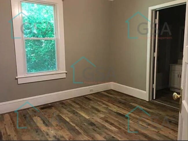 Building Photo - 2 Bedroom 1 Bath