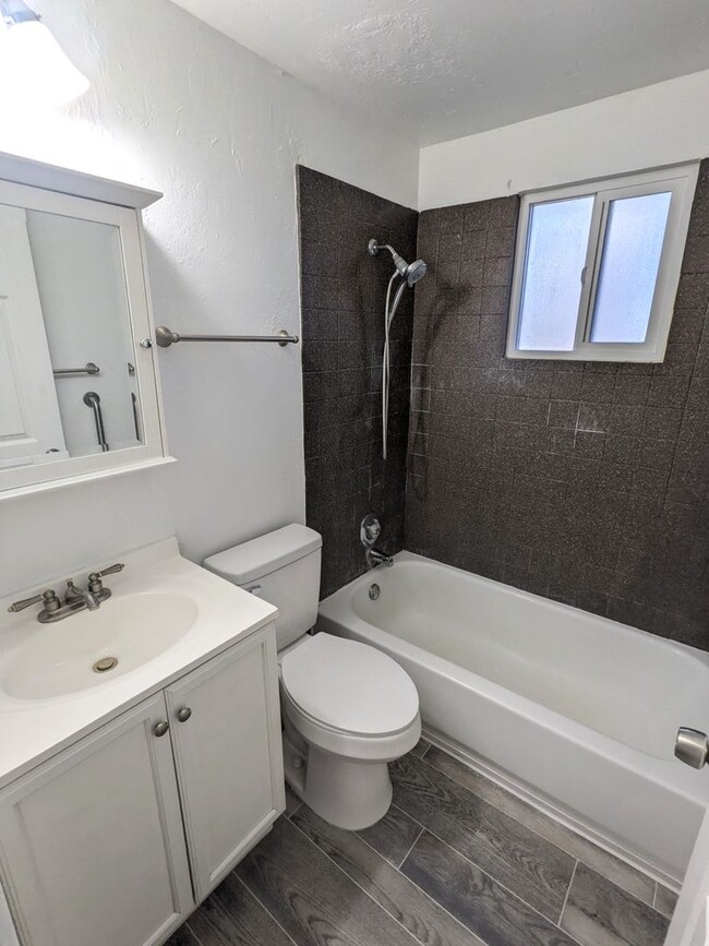 Building Photo - 3 Bed 1 Bath Home for Rent in Sunset City!