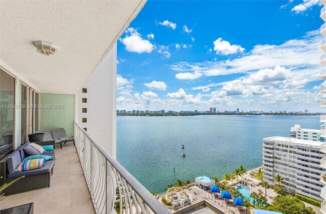 Foto del edificio - 7601 E Treasure Dr