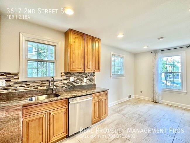 Building Photo - Stunning, Sun-Drenched Home- 1 Mile to Bal...
