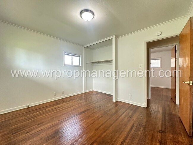 Building Photo - 4 Bed 1 1/2 Bath Home
