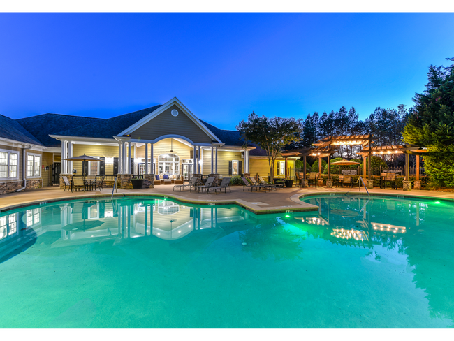 Piscina con estilo de centro turístico al atardecer - Walden Creek