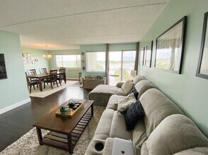 Building Photo - 100 Cove Way