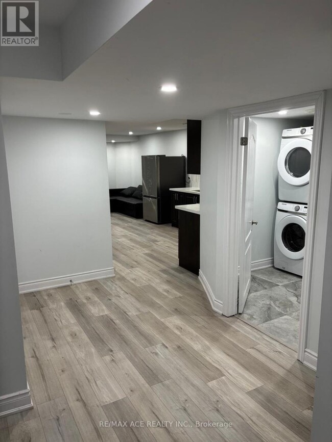 Building Photo - 406 Comiskey Crescent