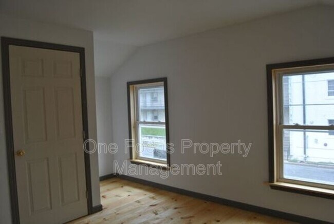 Foto del edificio - 527 W Church St