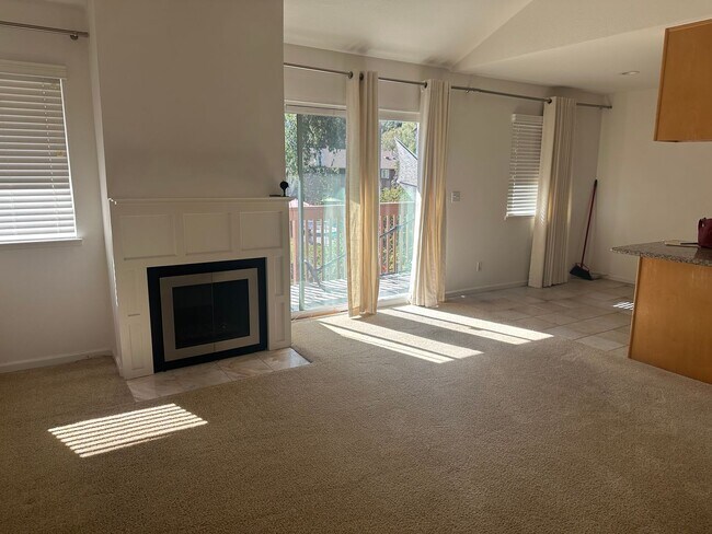 Building Photo - Lovely 2 bed 2 bath condo