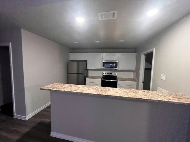 Foto del edificio - NEW IN MANAGEMENT - AVAILABLE NOW