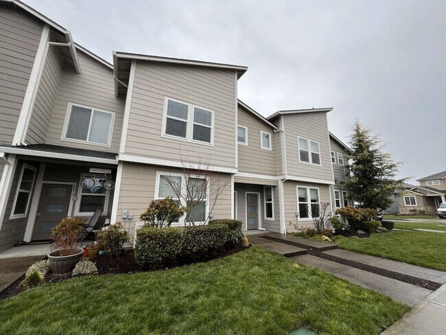 Foto del edificio - Stylish Two-Story Living with Fireplace, Island Kitchen & Private Primary Suite