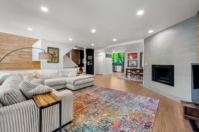 Building Photo - Stunning 4-bedroom / 3-bathroom townhome i...