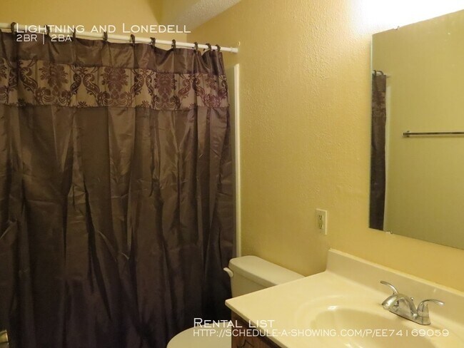 Building Photo - 2bedroom, 1.5 bath walkout basement