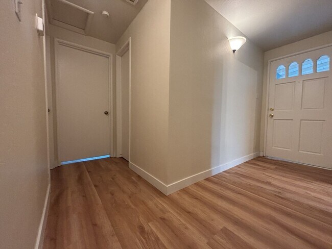 Foto del edificio - 3/1 in East Davis, New windows, new floors...