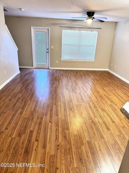 Foto del edificio - 1500 Calming Water Dr