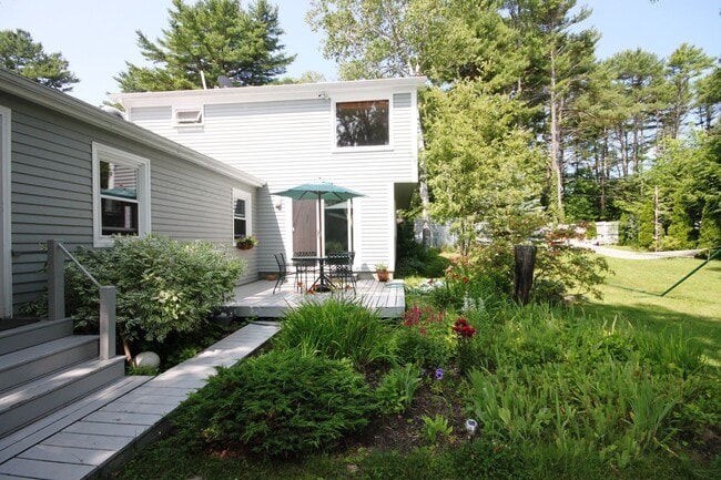 Building Photo - 3bd/2ba Waterfront House for Rent in Freep...