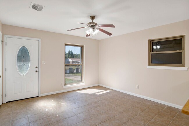 Building Photo - Renovated 3 bedroom home near UWF