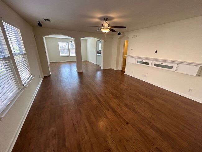 Building Photo - **APPLICATION RECEIVED** MOVE IN SPECIAL!!...