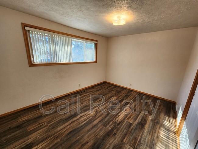 Building Photo - 8423 E Valleyway Ave