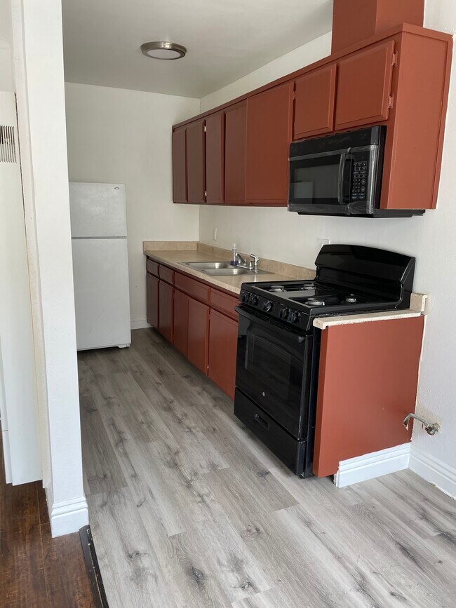 Kitchen - 814 N Van Ness Ave