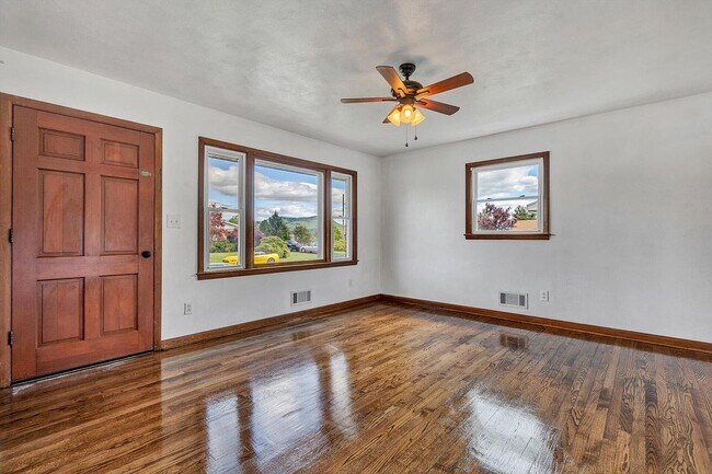 Building Photo - 708 Fairhurst Dr