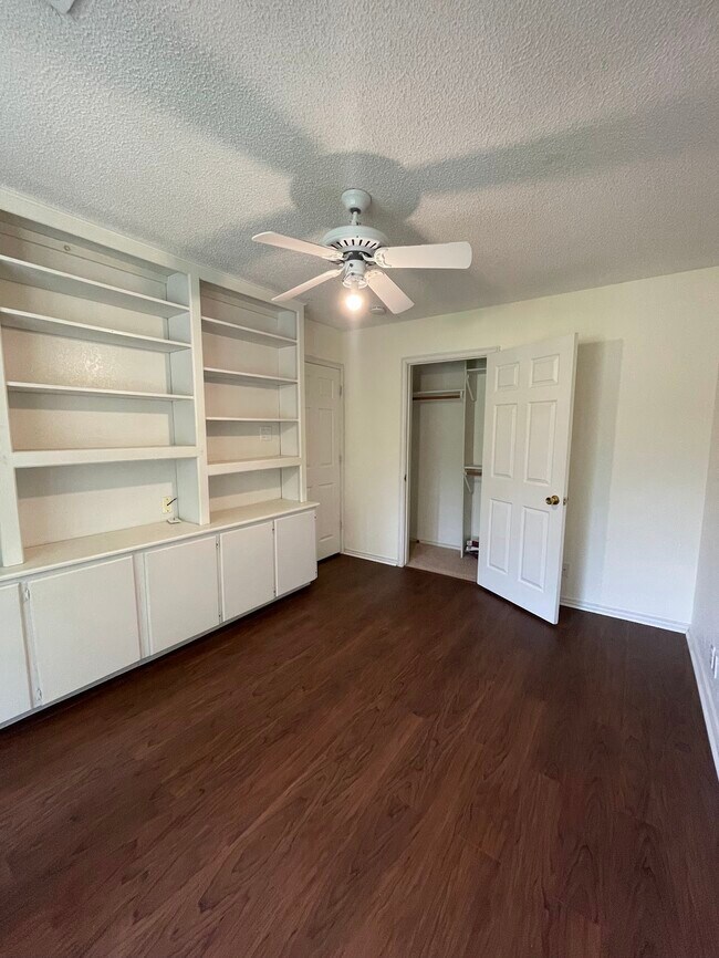 Building Photo - 8950 Bradley Dr