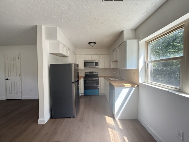 Building Photo - This fully updated 2-bedroom, 1.5-bath uni...