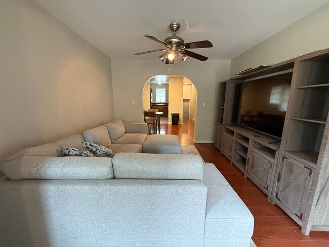 Foto del edificio - Spacious 4 Bedroom, 2 Bath Home — Close to...